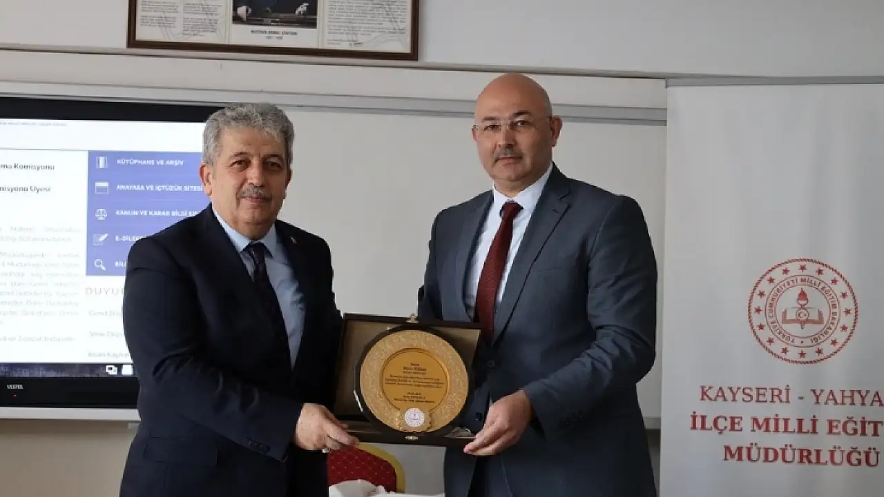 Bayar Özsoy'un Yahyalı programında dikkat çeken plaket töreni