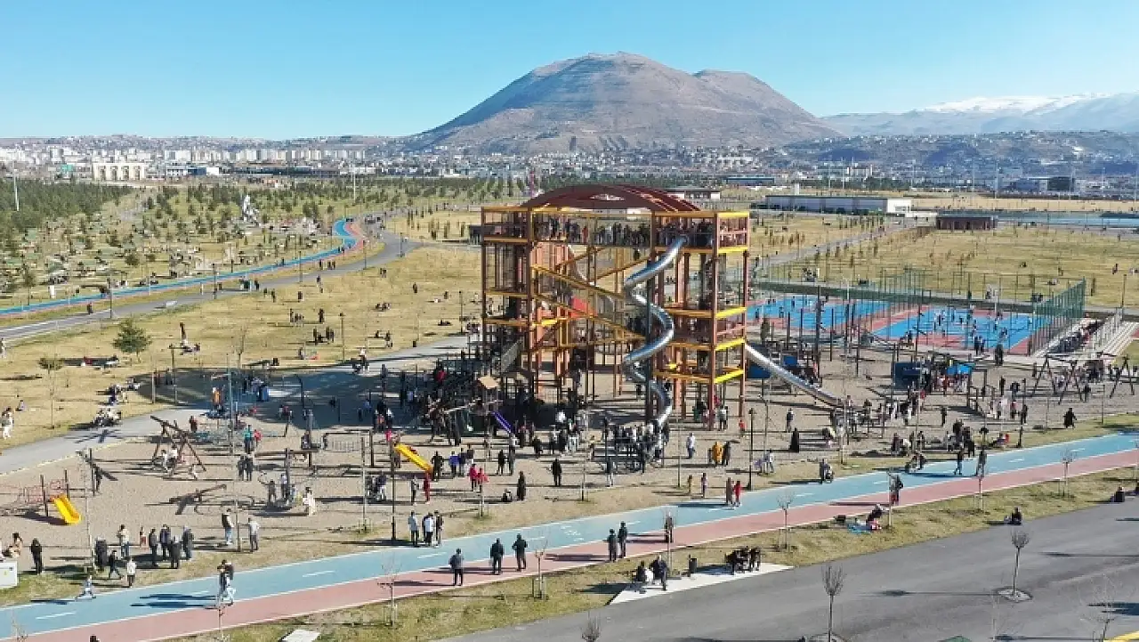 Kayseri'de çocuklara özel dev organizasyon: Oyun, gösteri ve ikram bir arada