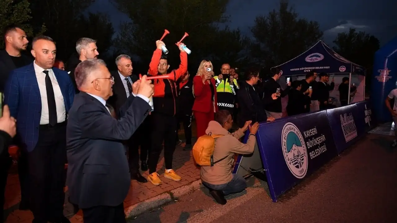 Kayseri'de 19 Mayıs coşkusu gece koşusuyla zirveye çıktı