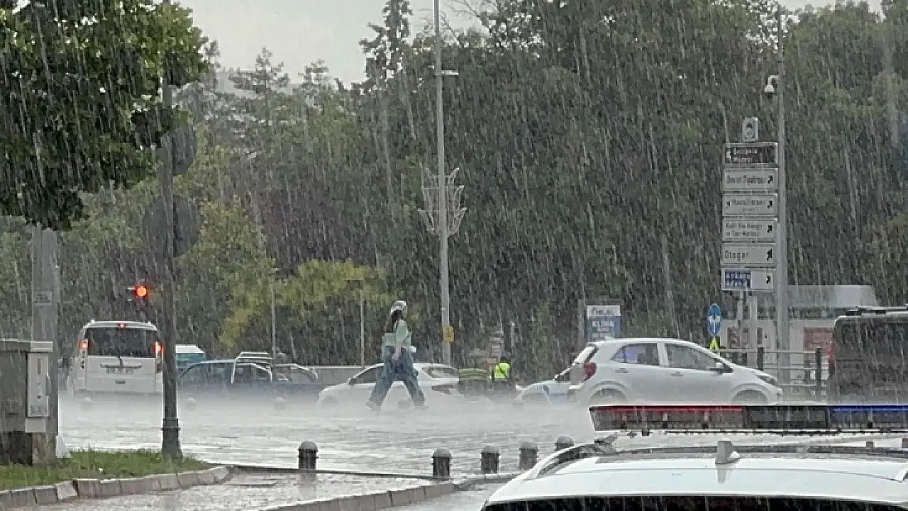 Kayseri'de sağanak sonrası cadde ve sokaklar göle döndü