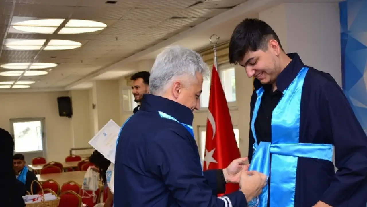Yahyalı'da mezuniyet coşkusu! Geleceğin enerji uzmanları diplomalarını aldı