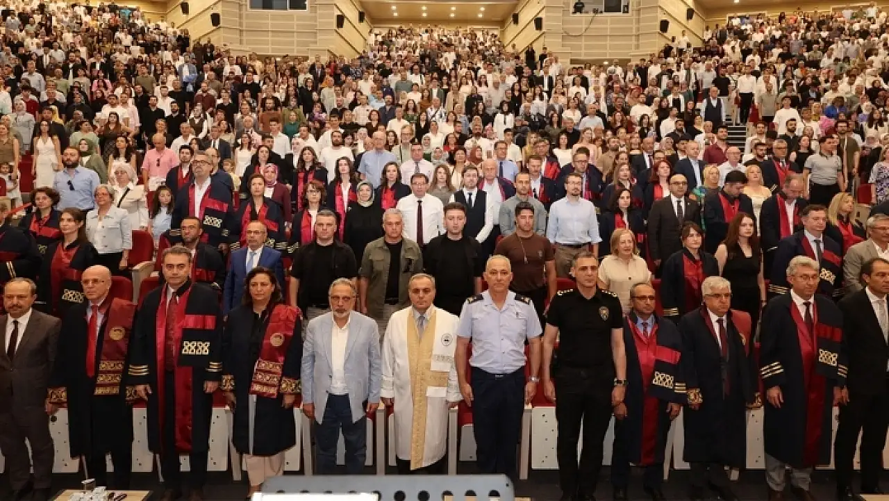 ERÜ'de mezuniyet heyecanı! 260 genç doktor sağlık ordusuna katıldı