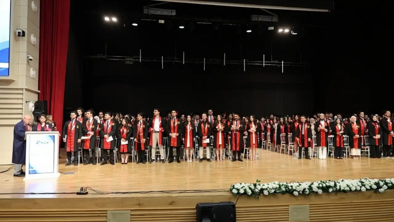 ERÜ'de mezuniyet heyecanı! 260 genç doktor sağlık ordusuna katıldı