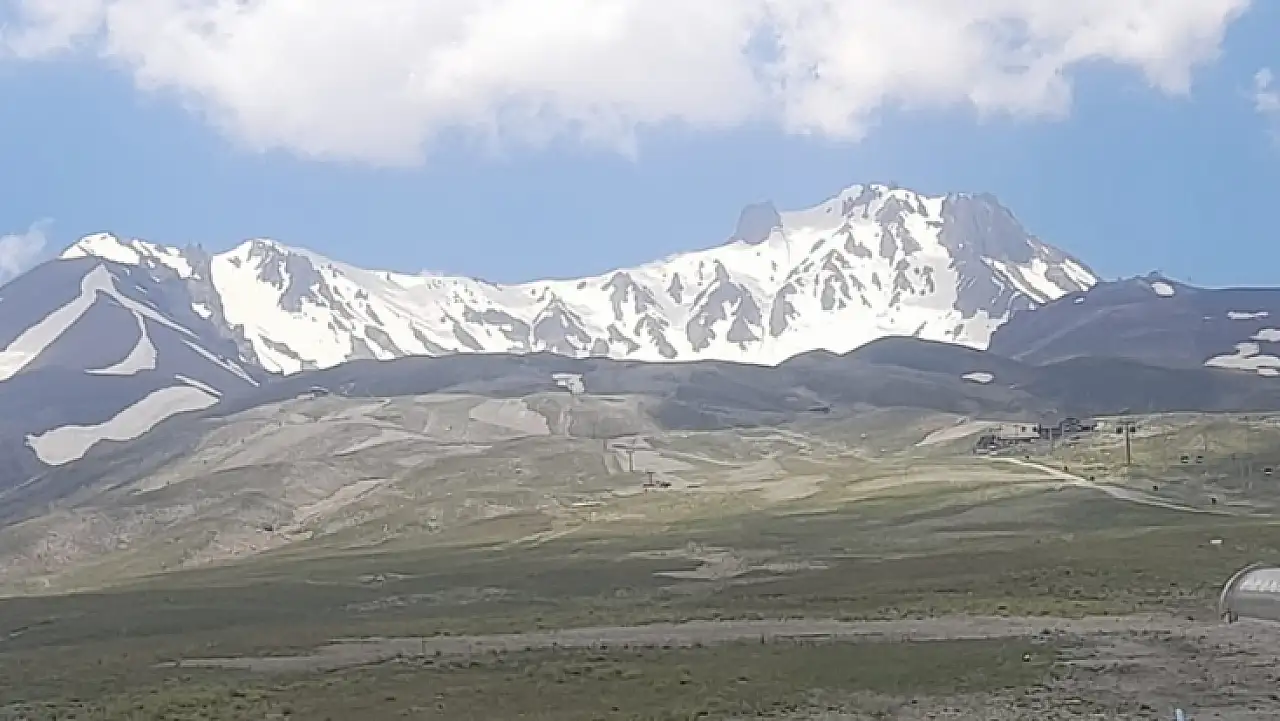 Yaz geldi ama Erciyes'te kış bitmedi! Zirvedeki kar kalınlığı şaşırttı