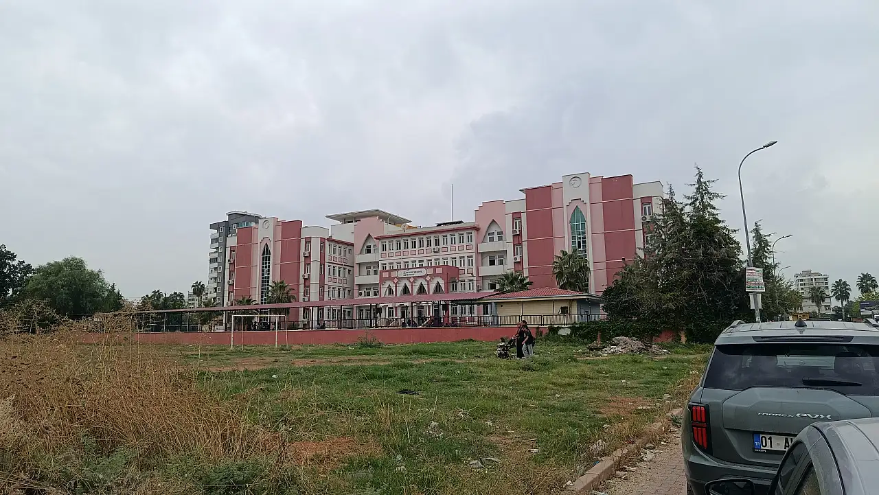 Okulda dedikodu kavgası: Kız öğrenci arkadaşını ekmek bıçağıyla yaraladı!