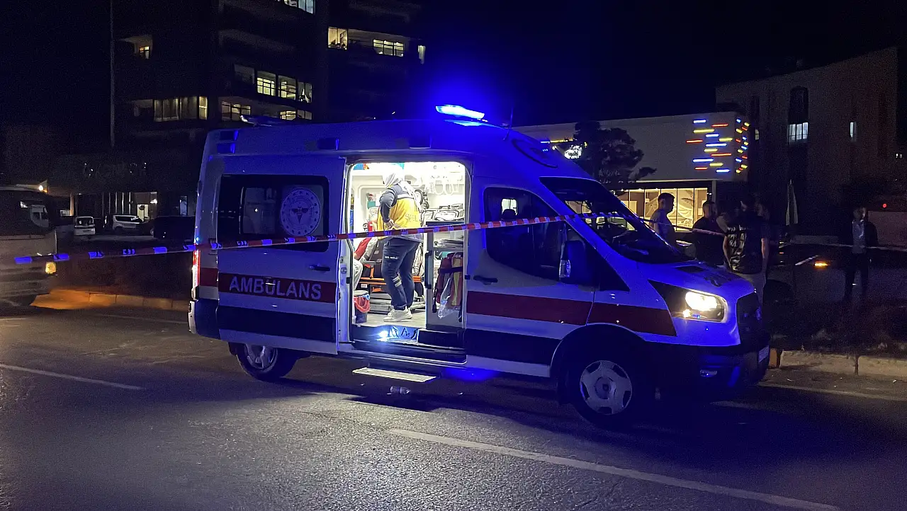 Sivas'ta iki otomobilin çarpışması sonucu 2'si çocuk 5 kişi yaralandı