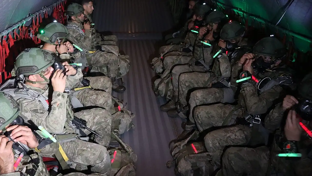 Kayseri'de nefes kesen tatbikat: Komandolar gece atlayışıyla başladı