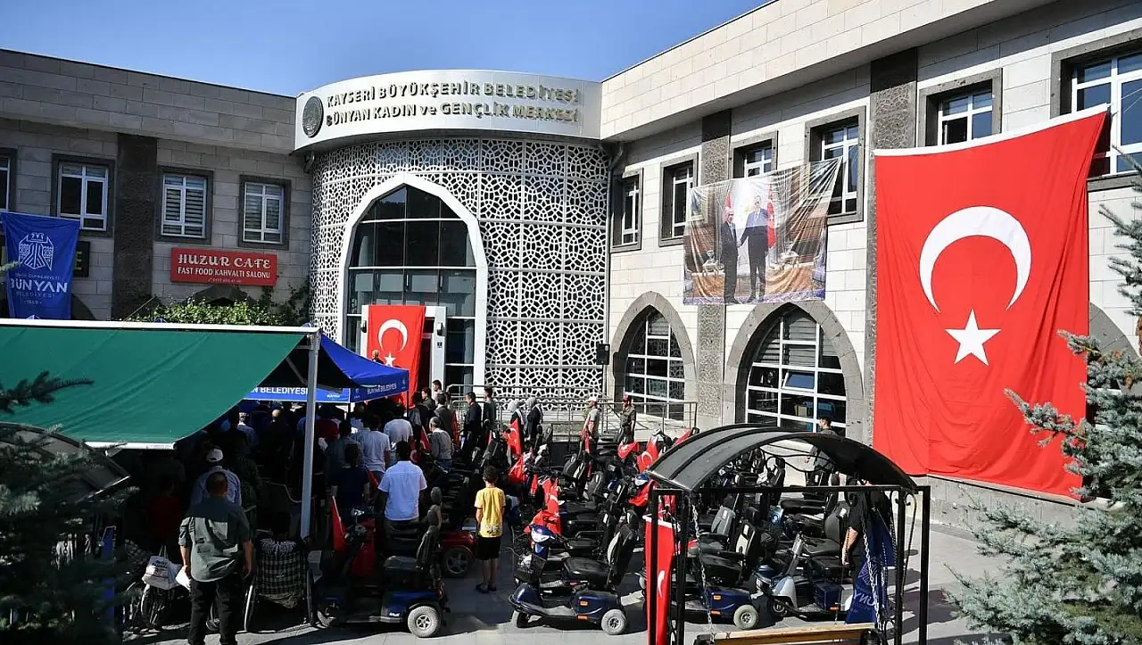 Kayseri protokolü dağıtım törenine katıldı!