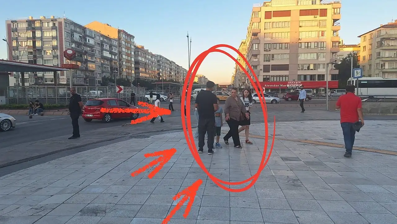 Kayseri'de yeniden ortaya çıktılar! Forum Kayseri önünde vatandaşlar hedef alındı