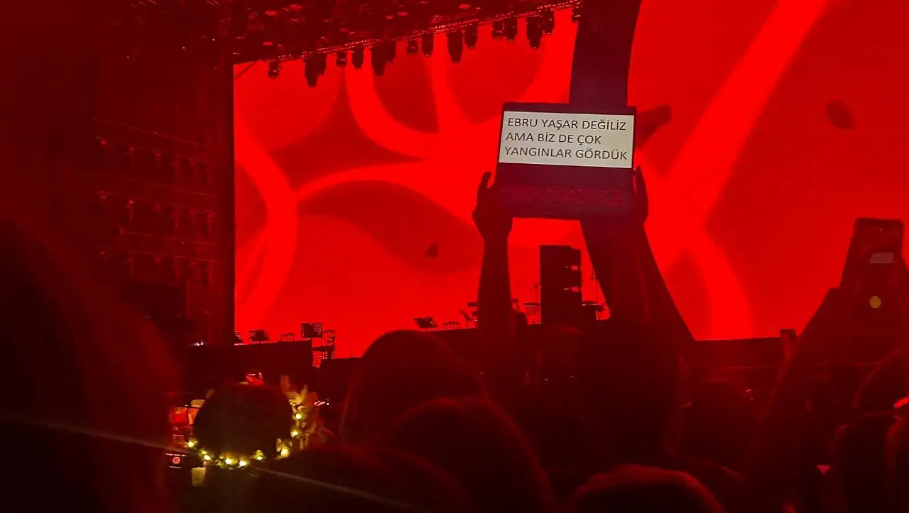 Kayseri konserlerinde dikkat çeken pankart – Her şarkıya özel!