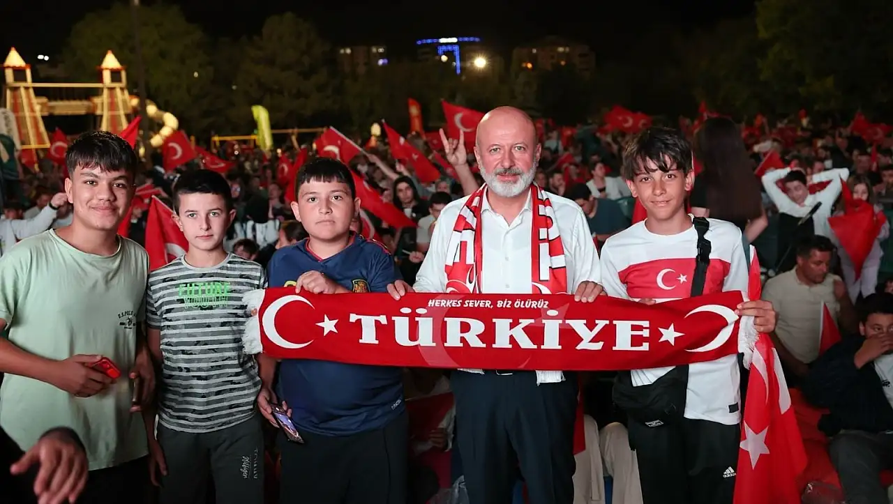 Konya'daki milli maç heyecanı Kocasinan'da dev ekranla buluştu!