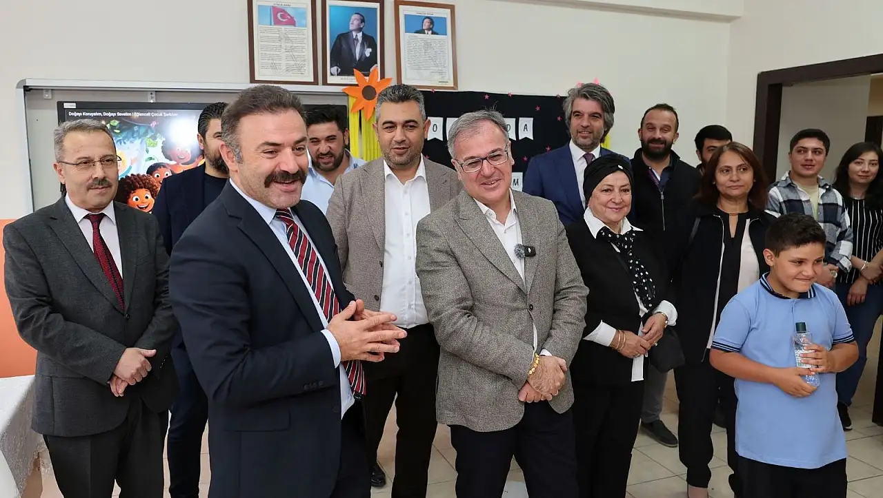 Başkan Özdoğan okul açılışında hediye dağıttı