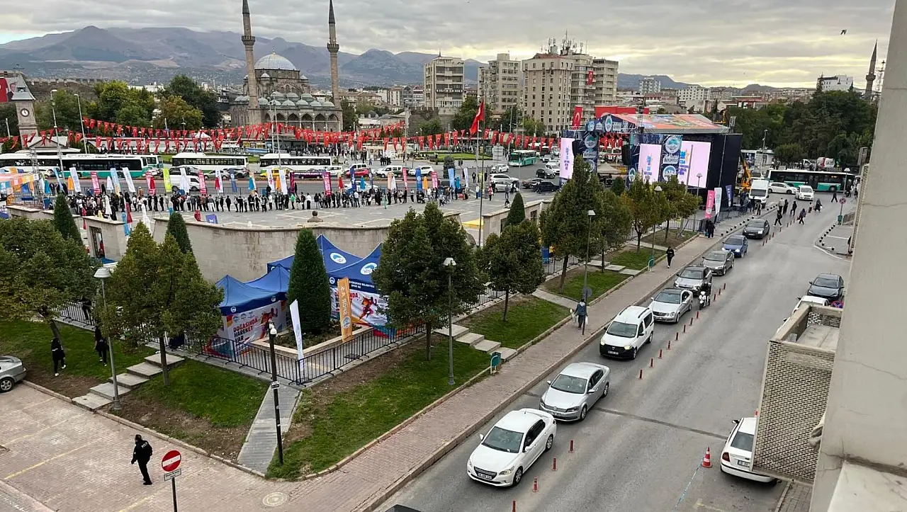 Cumhuriyet Meydanı'nda kuyruğun sonu görülmedi – Trafik kitlendi!