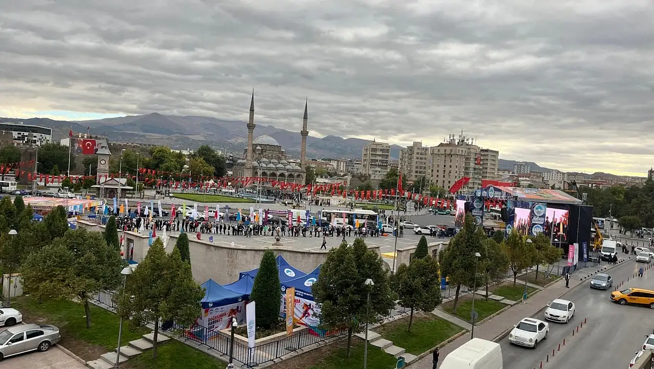 Cumhuriyet Meydanı'nda kuyruğun sonu görülmedi – Trafik kitlendi!