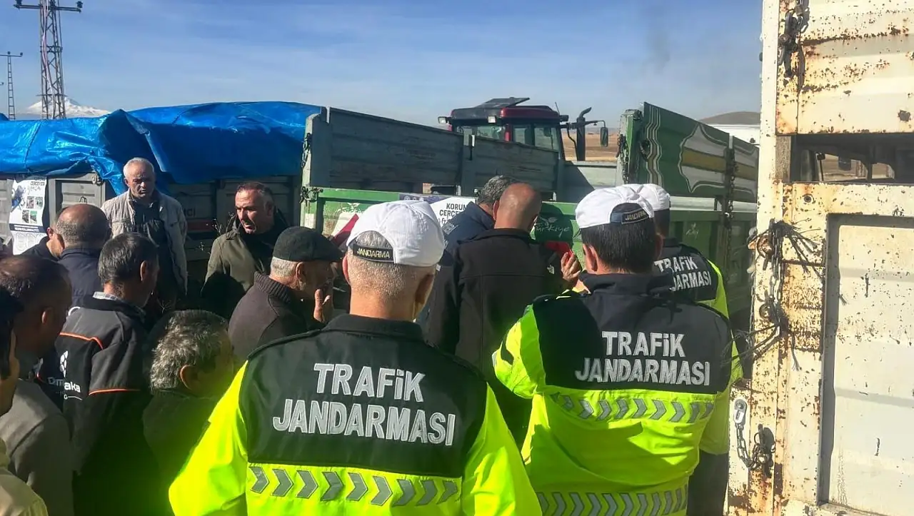 Kayseri'nin o ilçesinde traktörlere reflektör dağıtıldı!