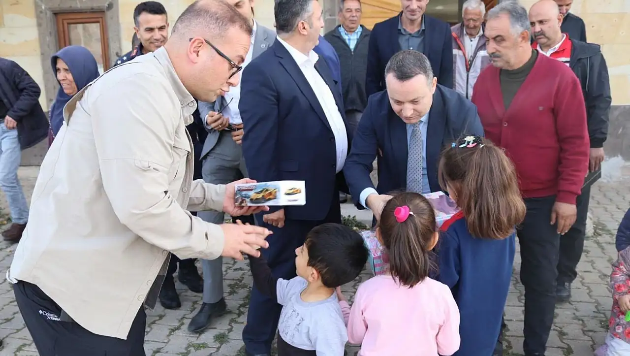 Kayseri'de kaymakam karış karış geziyor! Kim bu kaymakam?