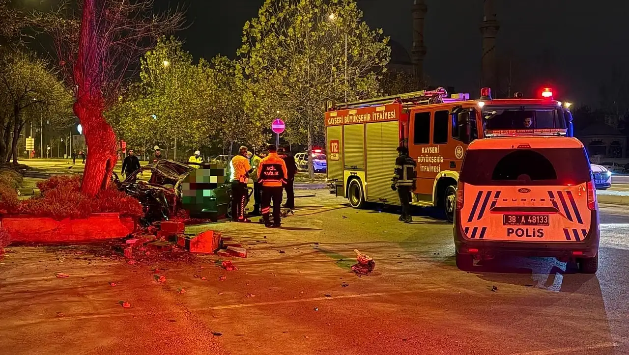 Kayseri'de kaldırıma çarpan araç savruldu - Ölü ve yaralı var!