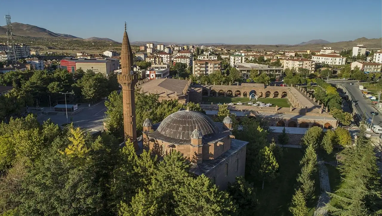 Kayseri'de yarım asırlık han ünlü şairin ilham kaynağı oldu