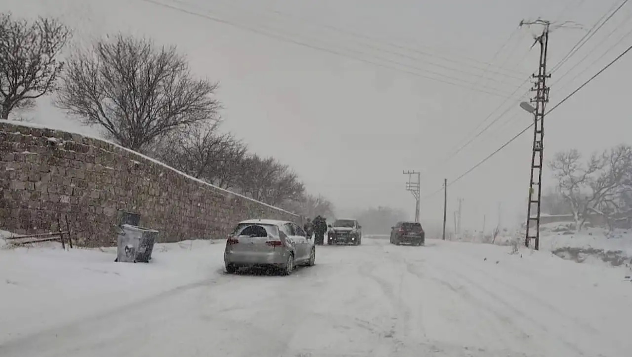 Hacılar'da 5 kişi mahsur kaldı: Polis ekipleri kurtardı