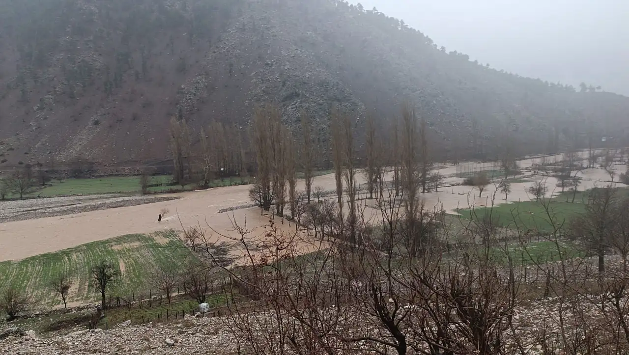 Yahyalı'da etkili olan sağanak yağış seli beraberinde getirdi - Yetkililerden uyarı geldi!