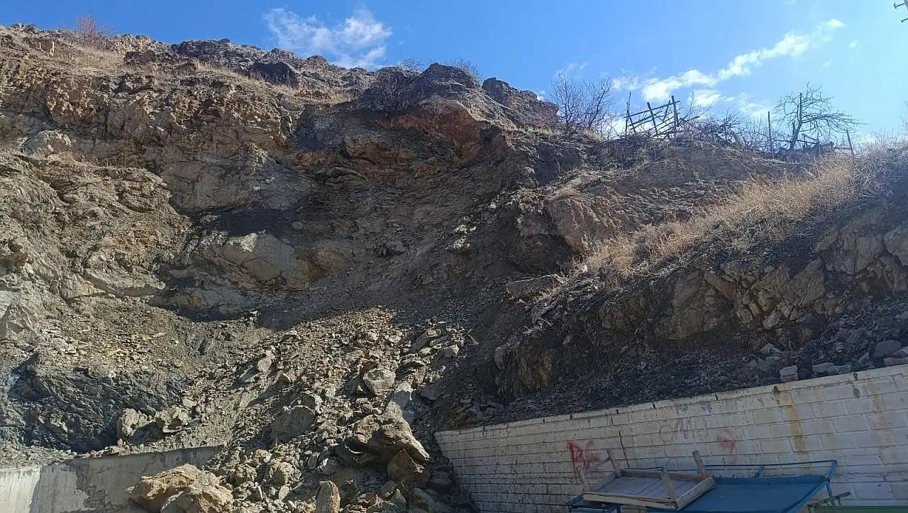 Yahyalı'da kapalı pazar yerinde tehlike: Kaya düştü