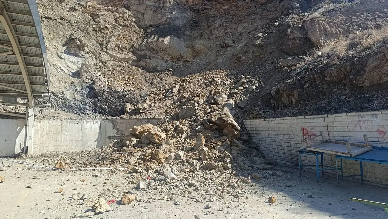 Yahyalı'da kapalı pazar yerinde tehlike: Kaya düştü
