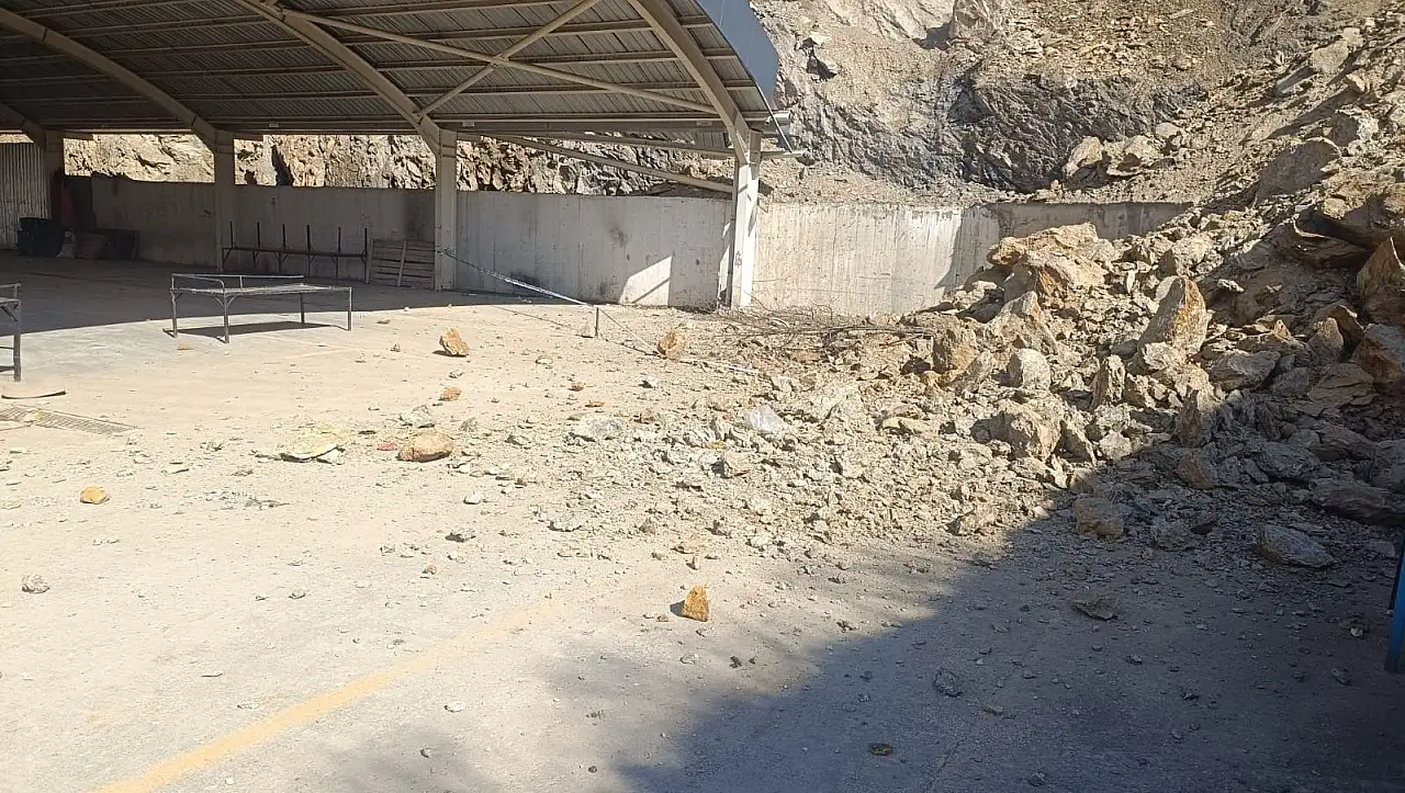Yahyalı'da kapalı pazar yerinde tehlike: Kaya düştü