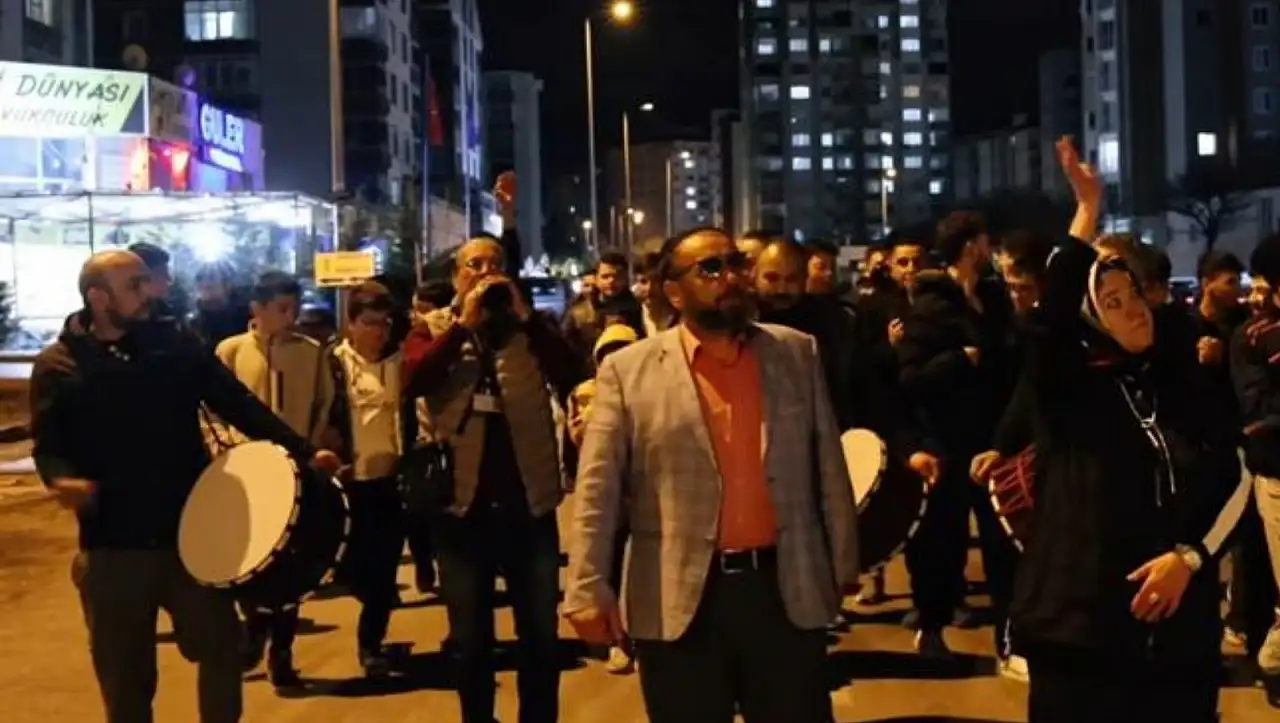 Kayseri'de sokağa döküldüler: Apartman sakinleri meraktan balkona çıktı!