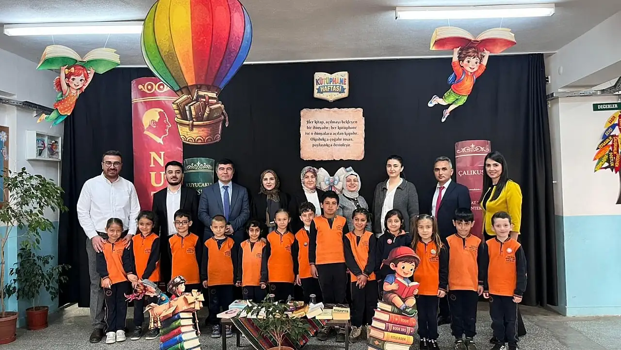 Sarıoğlan'da renkli etkinlik: İlçe protokolü öğrencilerle kitap okudu