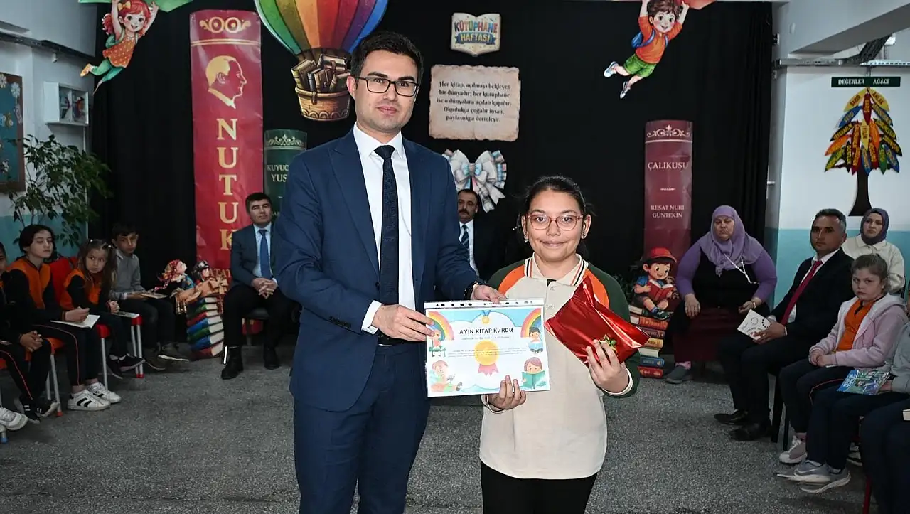 Sarıoğlan'da renkli etkinlik: İlçe protokolü öğrencilerle kitap okudu