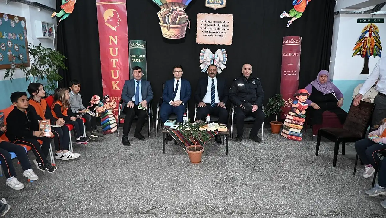 Sarıoğlan'da renkli etkinlik: İlçe protokolü öğrencilerle kitap okudu