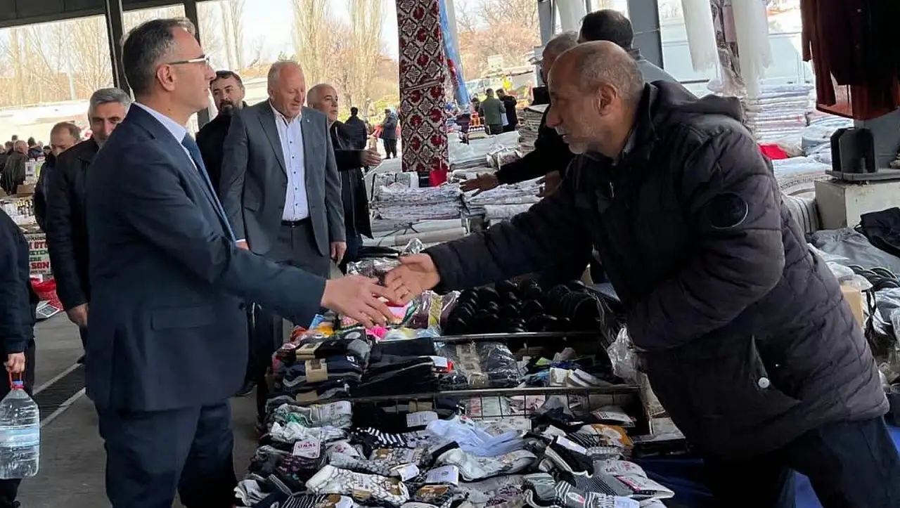 Kayserili başkan 'vatandaşı ziyaret' dedi, pazara çıktı!