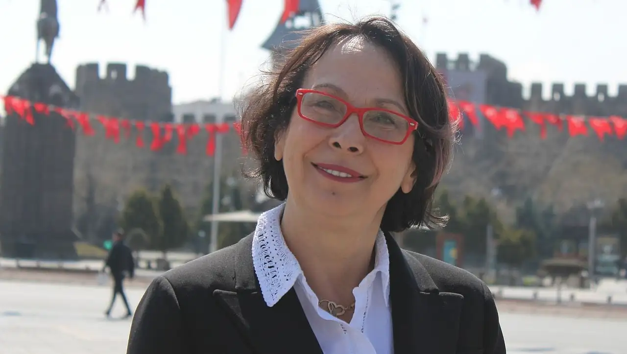 Tiyatroya yoğun ilgi: Kayseri'de salonlar dolup taşıyor!