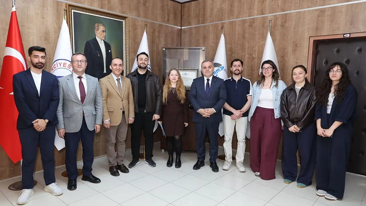 ERÜ Rektörü Altun EVEA Kulübü öğrencileri ile bir araya geldi