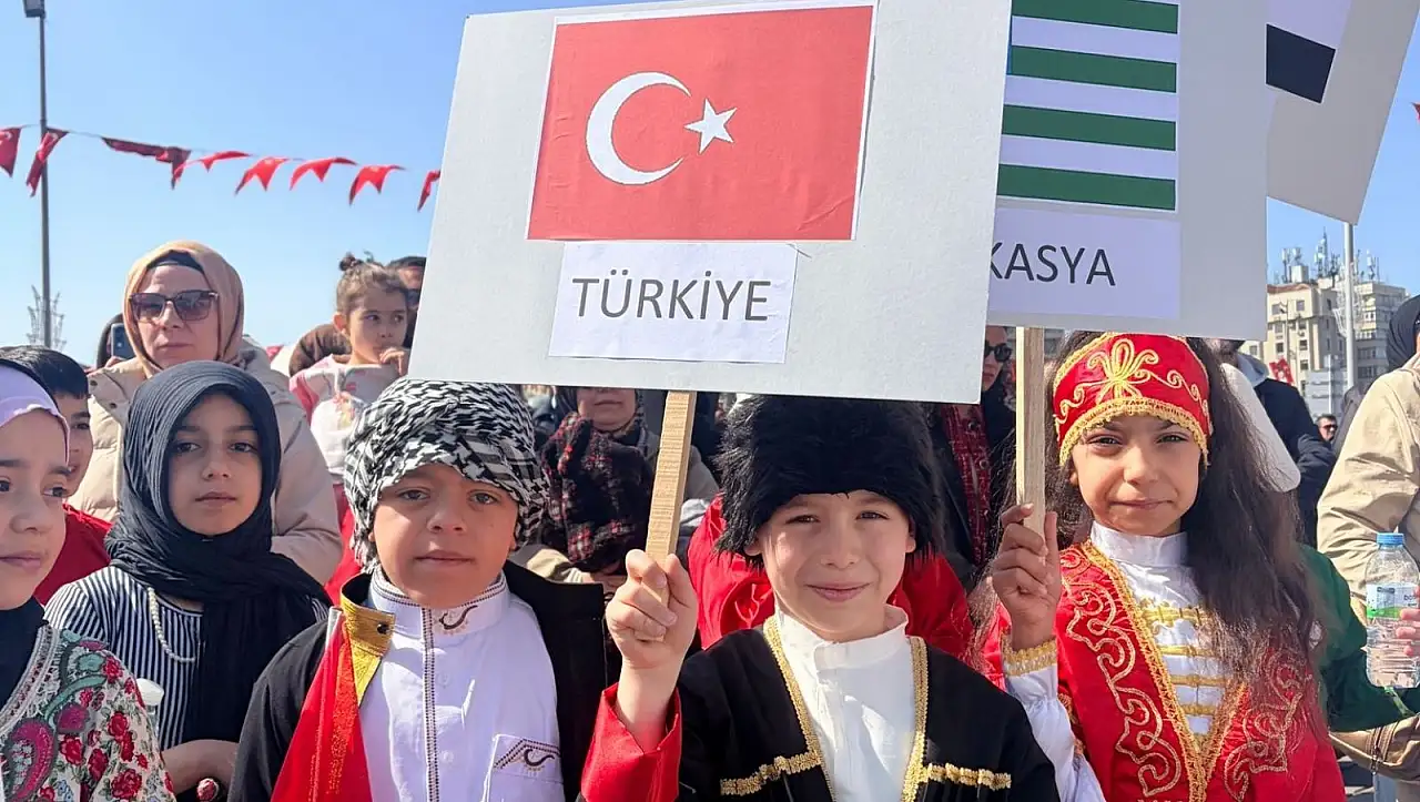 Cumhuriyet Meydanı'nda çocuklar dikkat çekti!