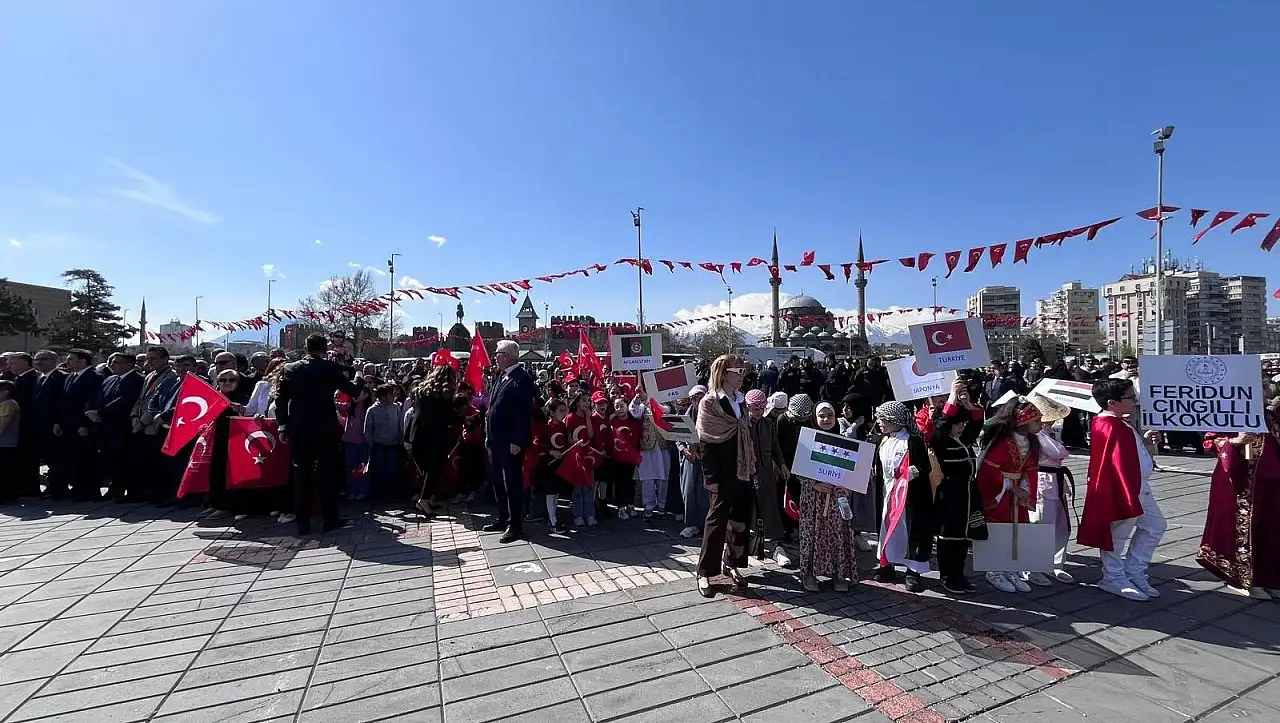 Cumhuriyet Meydanı'nda çocuklar dikkat çekti!