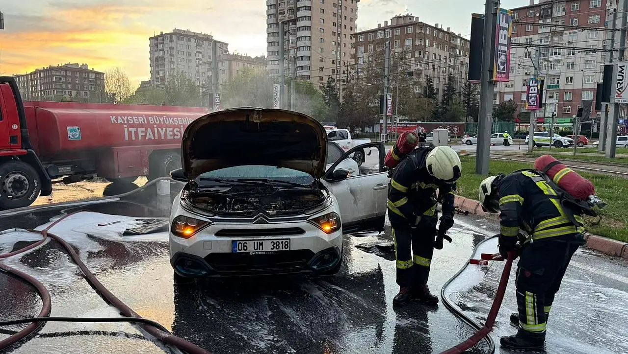 Kayseri'de seyir halindeki elektrikli araç alev aldı!