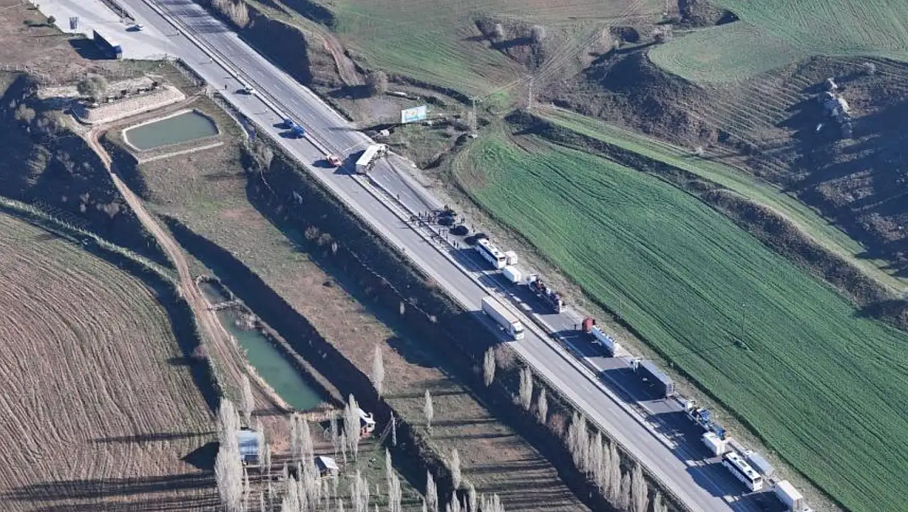 Kayseri-Sivas yolunda uzun araç kuyruğu havadan görüntülendi: Nedeni ortaya çıktı!