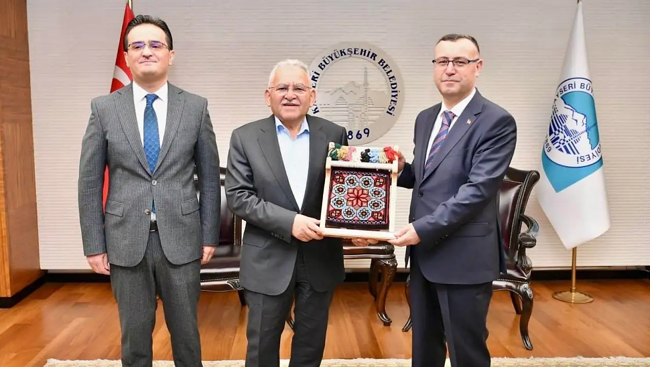 Başkan Büyükkılıç'ın makamında yoğun ziyaret trafiği!