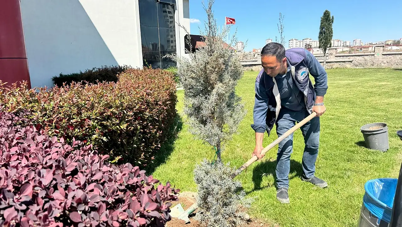 Kayseri Büyükşehir'den çevre odaklı proje: Okul bahçesi gül ve lavanta bahçesine dönüştü!