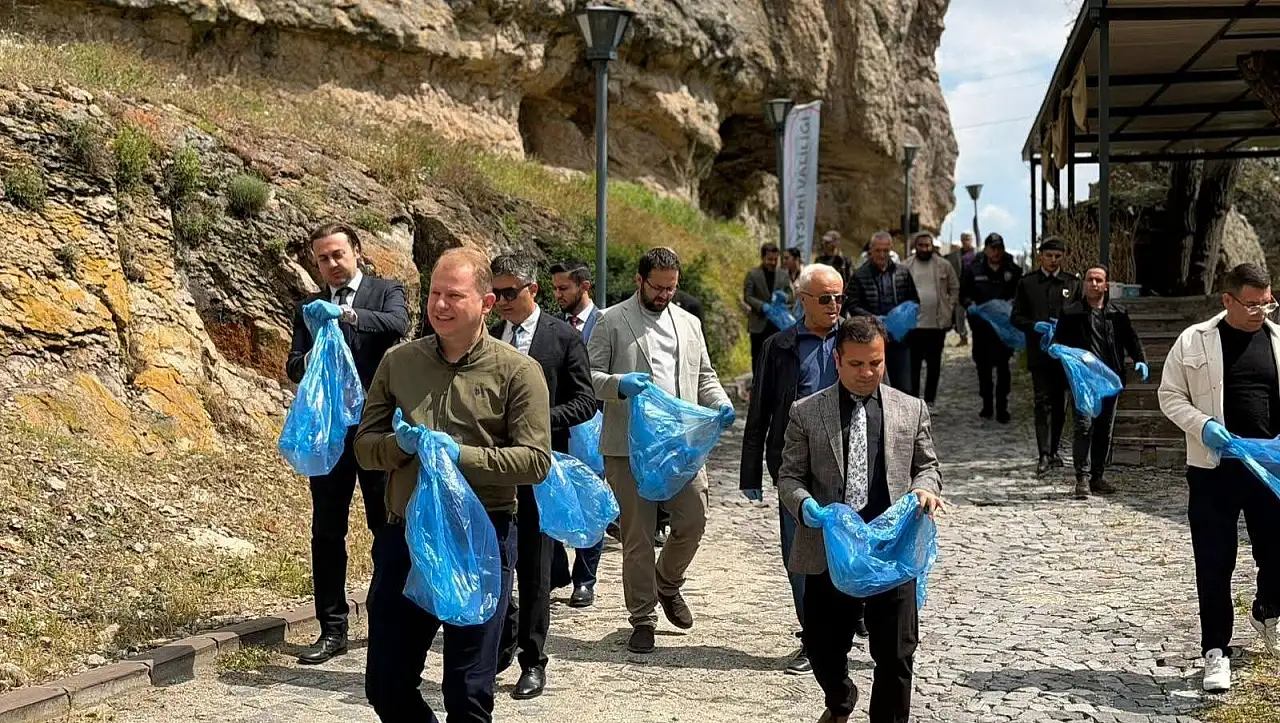 Kayseri'de kaymakam ve protokol doğa için sahaya indi