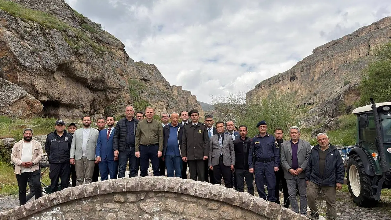 Kayseri'de kaymakam ve protokol doğa için sahaya indi