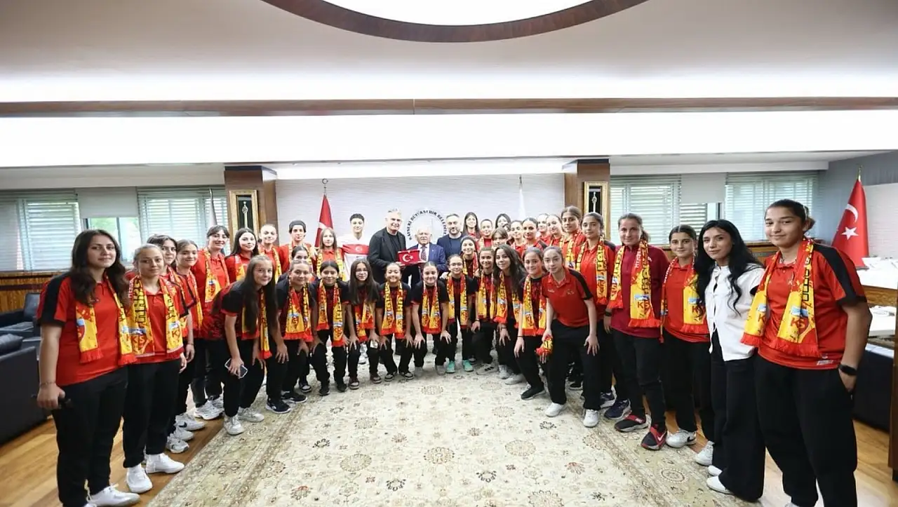 Süper Lig'e yükselen Kayseri Kadın Futbol Takımı'na Başkan Büyükkılıç'tan tebrik