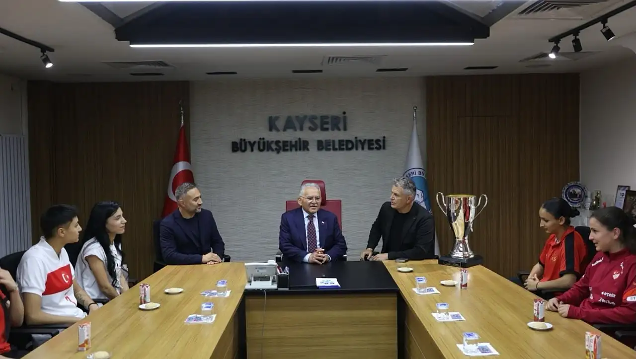 Süper Lig'e yükselen Kayseri Kadın Futbol Takımı'na Başkan Büyükkılıç'tan tebrik