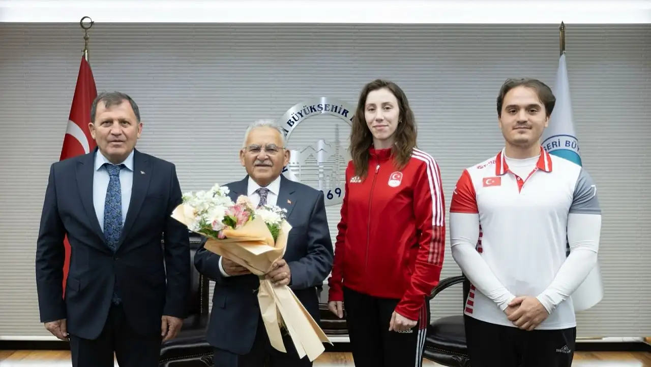 Başkan Büyükkılıç makamında gençleri ağırladı