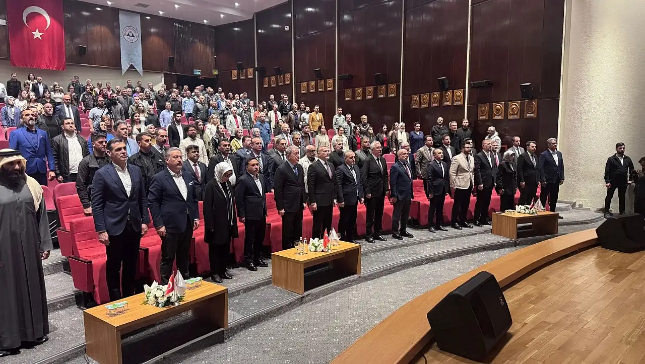 Kayseri Eğitim Sempozyumu'nda konuşan Akar'dan dikkat çeken eğitim mesajı