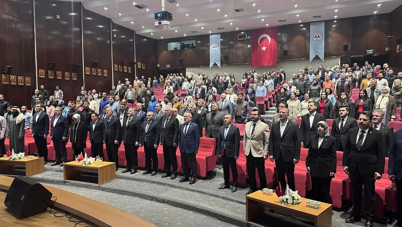 Kayseri Eğitim Sempozyumu'nda konuşan Akar'dan dikkat çeken eğitim mesajı