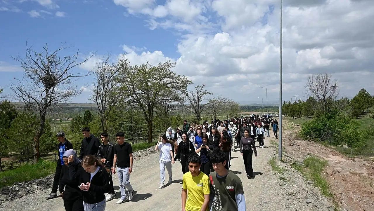 Kayseri'nin ilçe Kaymakamı yine öğrencilerle bir arada!