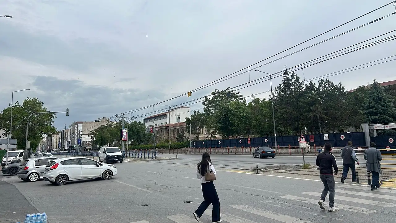 Kayseri'de trafik ışıkları çalışmadı: Düvenönü'nde trafik karıştı!