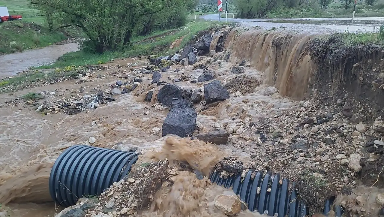 Kayseri'de sağanak yağış etkili oldu - Tomarza'da ana yol sular altında kaldı!